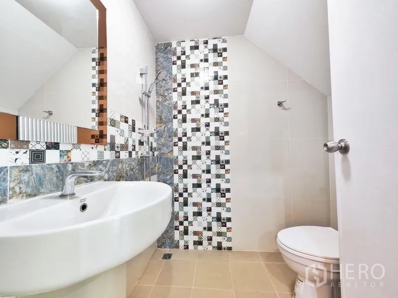 联排别墅 出租或出售在Phra Pradaeng, Samut Prakan - 卫生间带立柱盆、坐厕和花纹装饰墙。