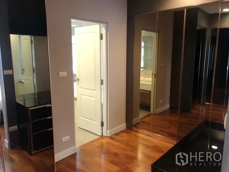 Detached House for rent or sale in Saphan Sung, Bangkok - Master dressing area with mirrored wardrobes and entry to the ensuite bathroom.