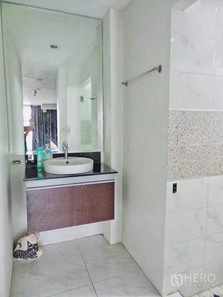 带办公室的家 出租或出售在Din Daeng, Bangkok - 现代化卫浴，台上盆与大镜面，白色墙砖。