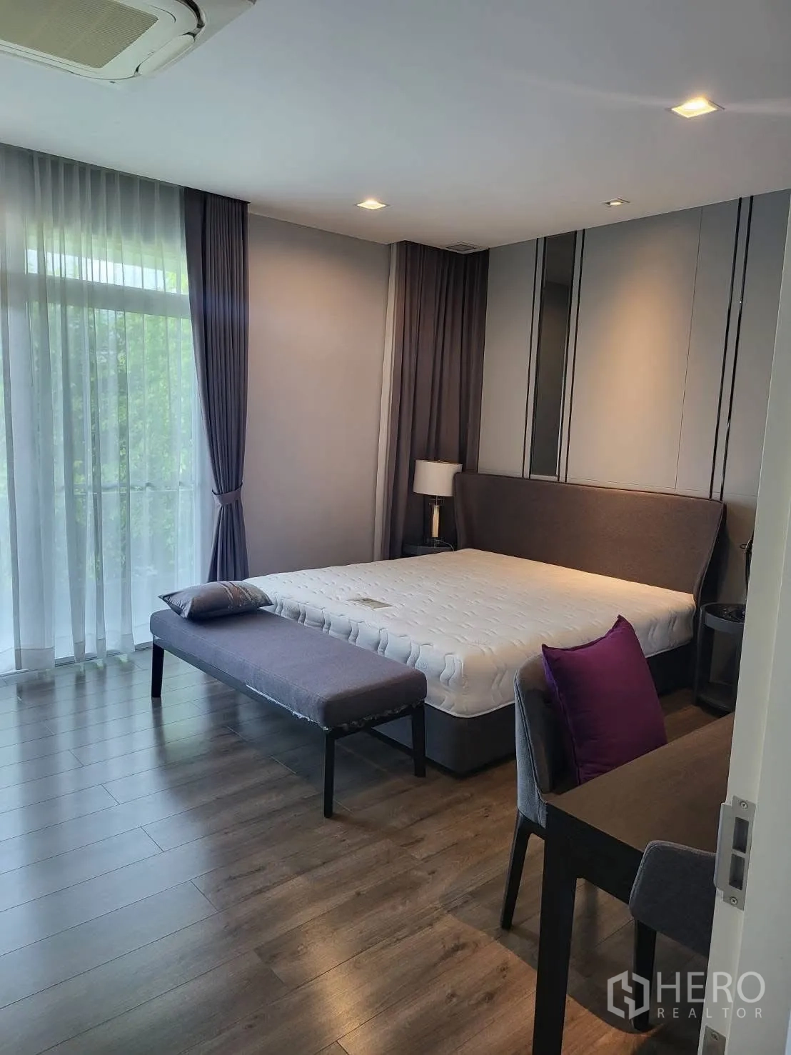 บ้านเดี่ยว for rent in Bang Phli, Samut Prakan - ห้องนอนมาสเตอร์กว้าง เตียง ม้านั่ง โต๊ะทำงาน และผ้าม่านสูงจรดเพดาน