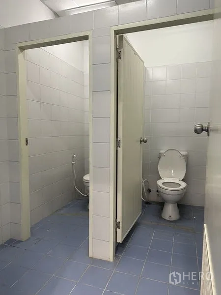 โรงงาน ให้เช่าในKhlong Luang, Pathum Thani - ห้องน้ำแบบแยกห้อง ปูกระเบื้อง พร้อมโถสุขภัณฑ์แบบตะวันตก