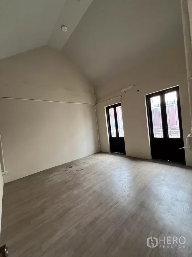 สำนักงานที่บ้าน ให้เช่าในPathum Wan, Bangkok - บันไดสีฟ้ากว้าง พร้อมราวเหล็กและชานพัก