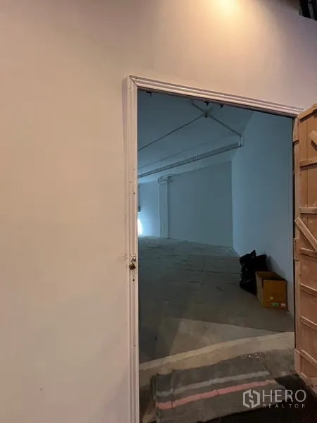 พื้นที่ขายปลีก ให้เช่า - ประตูทางเข้ามายังพื้นที่โล่ง พร้อมไฟเพดานสม่ำเสมอ เหมาะทำหน้าร้าน