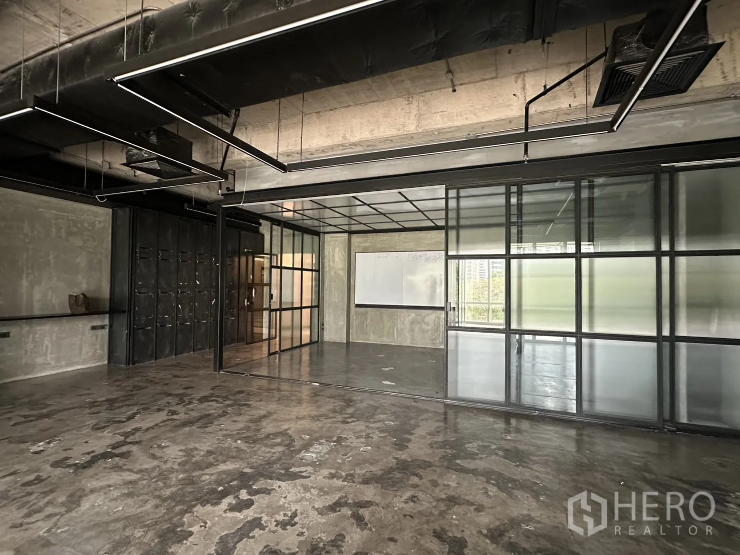 ออฟฟิศ for rent in Pathum Wan, Bangkok - พื้นที่สำนักงานขนาดใหญ่ ฝ้าเปลือย เดินท่อ และพาร์ทิชันกระจกฝ้า