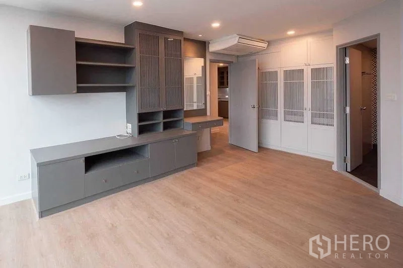 คอนโด ขายในChatuchak, Bangkok - ห้องนอนพร้อมตู้เก็บของบิลท์อินจำนวนมาก บานซี่ระบายอากาศ แอร์ และทางเข้าห้องน้ำ