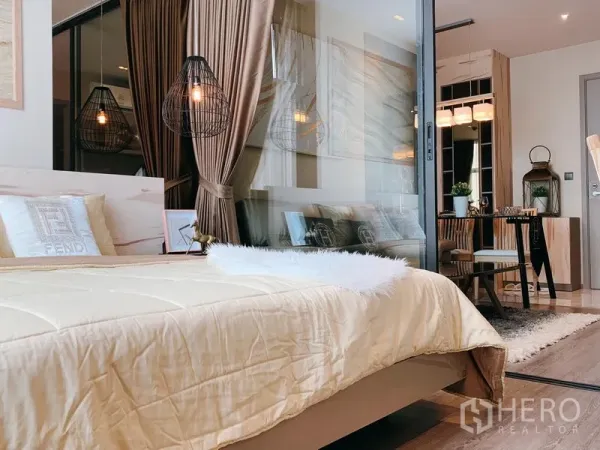 คอนโด ให้เช่าในWatthana, Bangkok - เลย์เอาต์กั้นด้วยบานสไลด์กระจก แยกห้องนอนออกจากโซนรับประทานอาหาร พร้อมผ้าม่านสูงจรดเพดาน