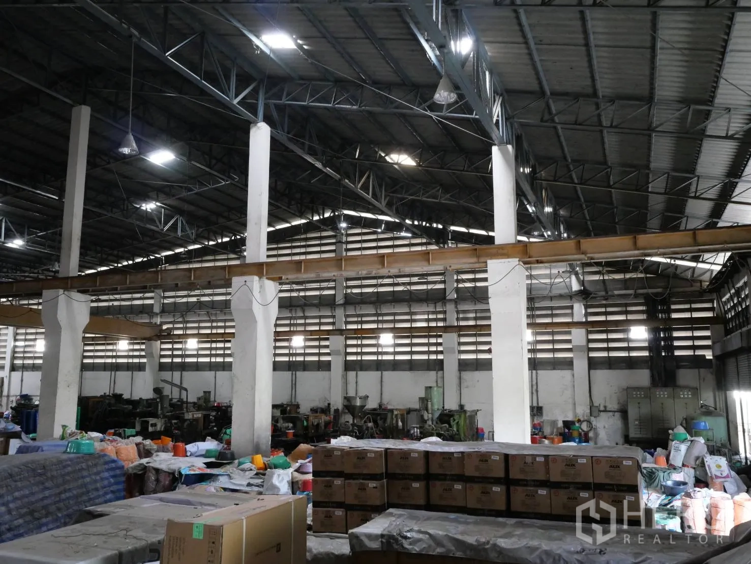 工厂 出租或出售在Bang Khun Thian, Bangkok - 大跨厂房大厅，立柱、天车轨与成排纸箱。