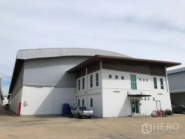 货栈 出租在Phra Nakhon Si Ayutthaya - 旺诺伊带两层办公室的现代仓库外观与宽阔车道