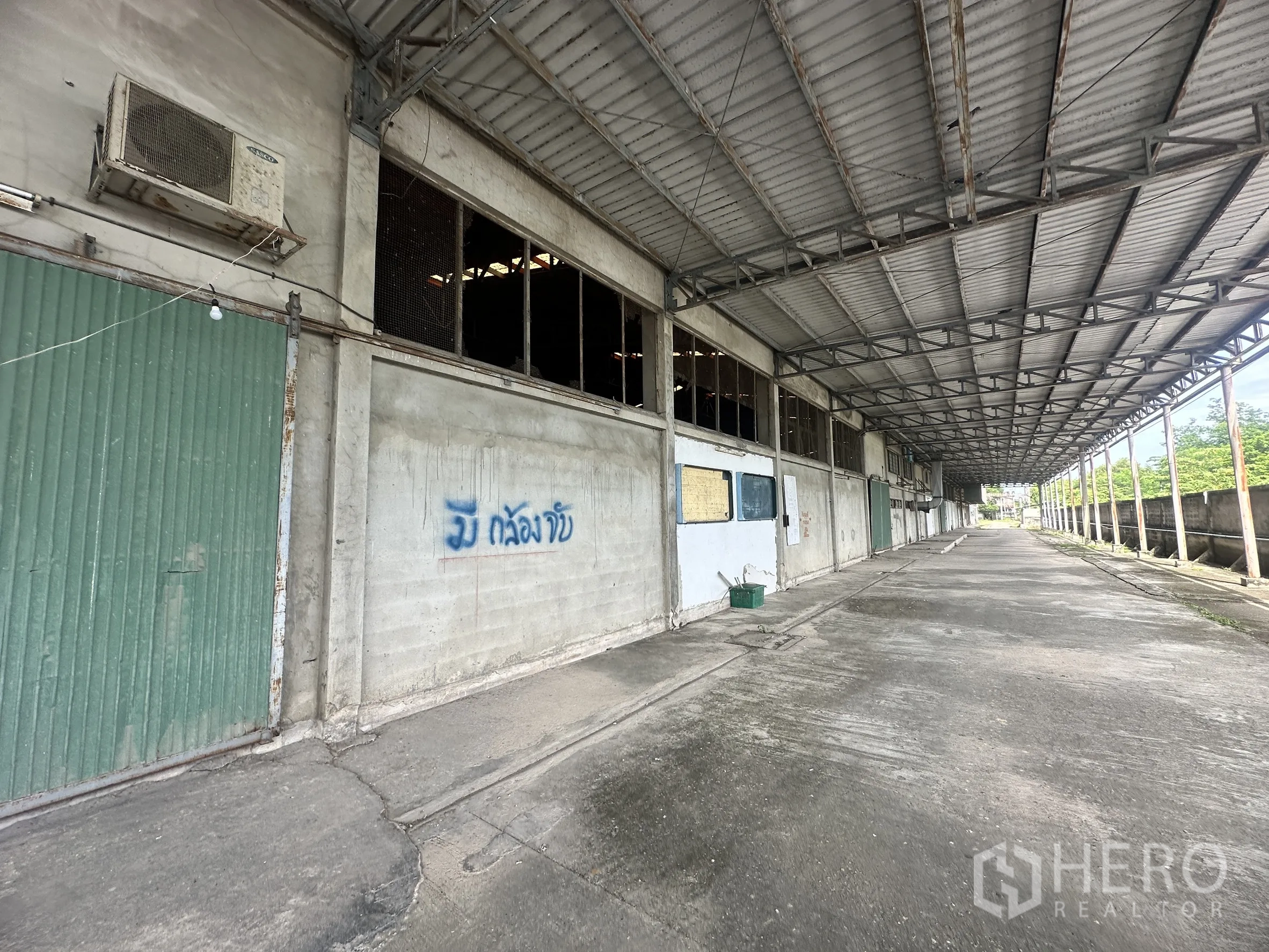 โรงงาน for sale in Sai Noi, Nonthaburi - ชานโหลดใต้หลังคายาวขนาบข้างคลังสินค้า