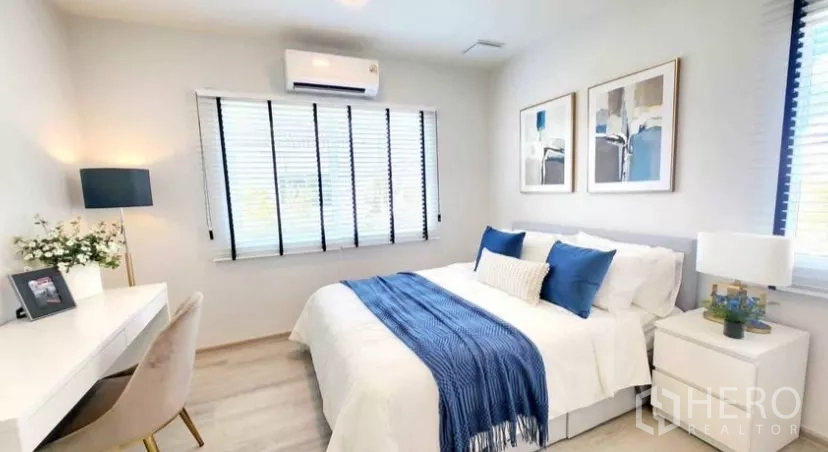 Detached House for rent in Bang Phli, Samut Prakan - Guest bedroom with blue accents, desk and air conditioner.