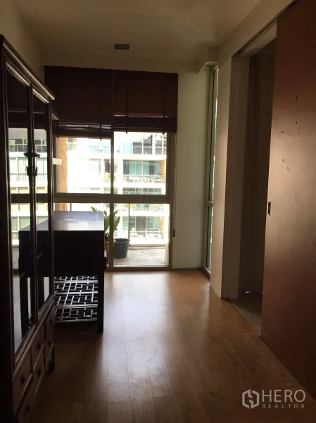 คอนโด ให้เช่าในKhlong Toei, Bangkok - ห้องพื้นไม้มีหน้าต่างสูงจรดเพดานเปิดสู่ระเบียง