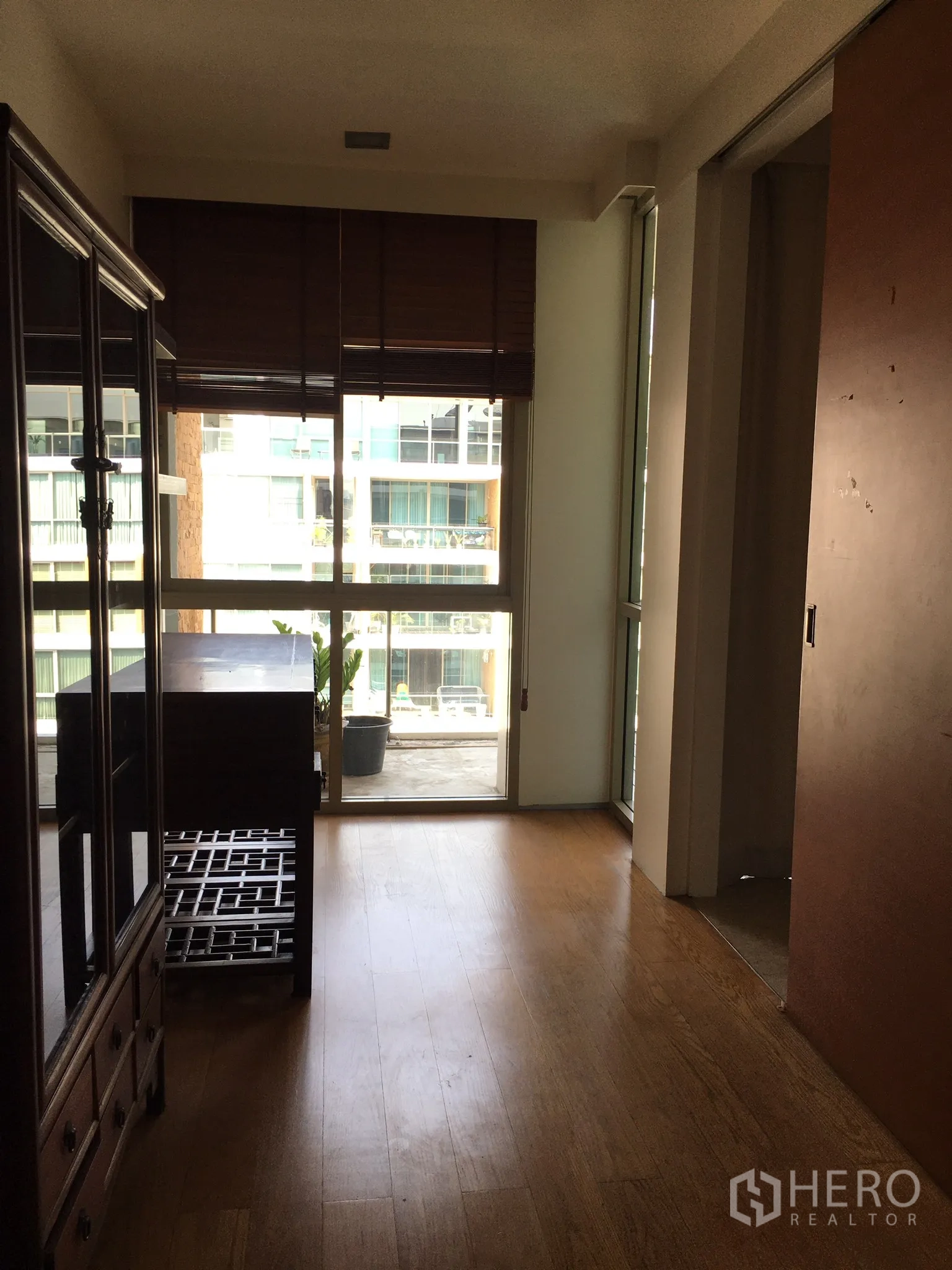 คอนโด ให้เช่าในKhlong Toei, Bangkok - ห้องพื้นไม้มีหน้าต่างสูงจรดเพดานเปิดสู่ระเบียง