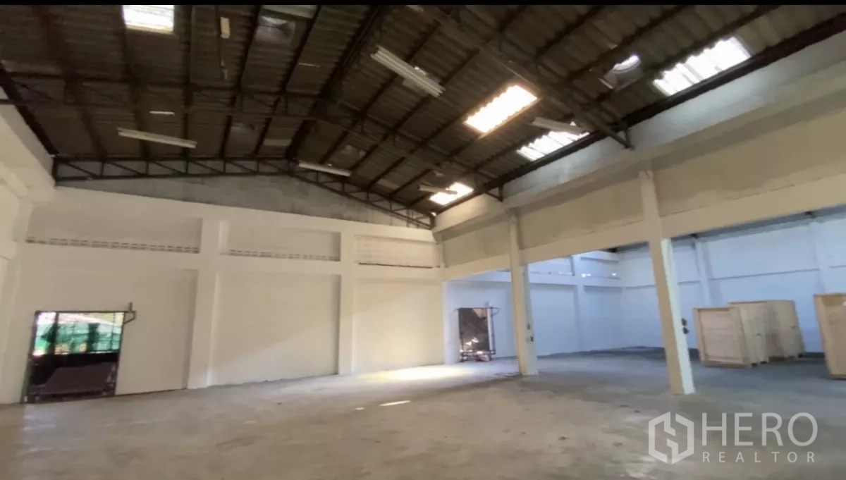 โรงงาน ให้เช่าในBang Phli, Samut Prakan - อ่าวโกดังโปร่งผนังสีขาว หลังคายกสูงพร้อมช่องรับแสง