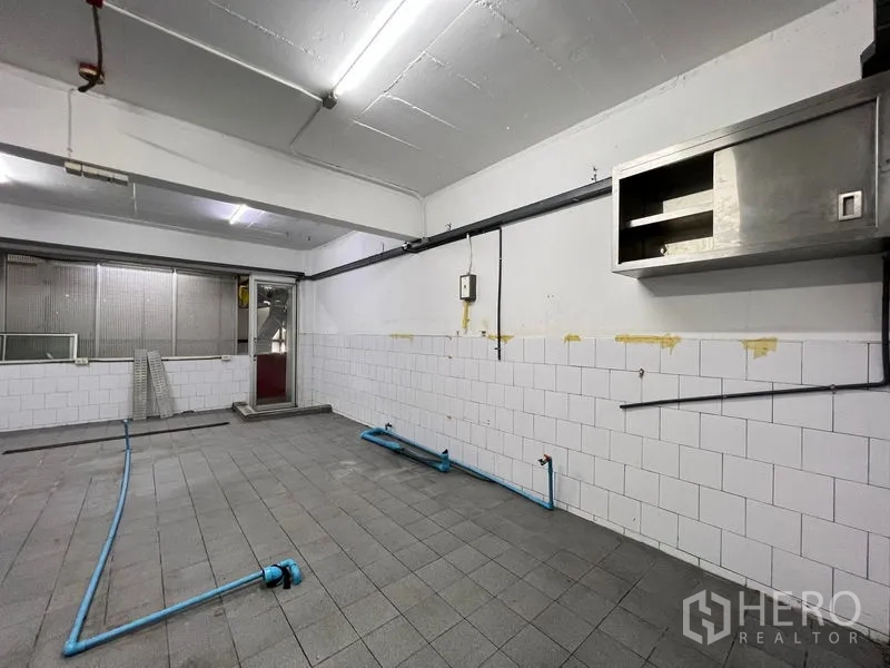 店屋 出租 - 大型备餐间，瓷砖地面，已铺设给排水与通风管线。