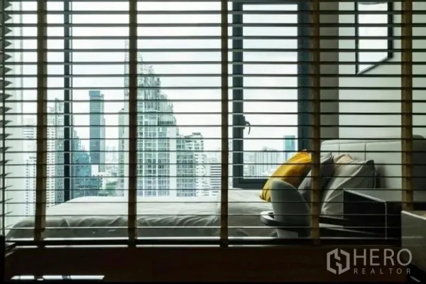 คอนโด ให้เช่า - มู่ลี่หน้าต่างกรอบวิวสกายไลน์ข้างเดย์เบดพร้อมหมอนอิง