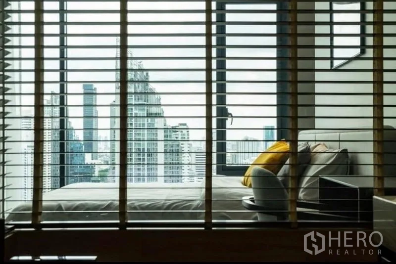คอนโด ให้เช่า - มู่ลี่หน้าต่างกรอบวิวสกายไลน์ข้างเดย์เบดพร้อมหมอนอิง