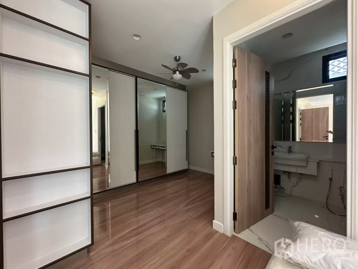 联排别墅 出租在Watthana, Bangkok - 卧室设内置收纳及通往套卫的门。