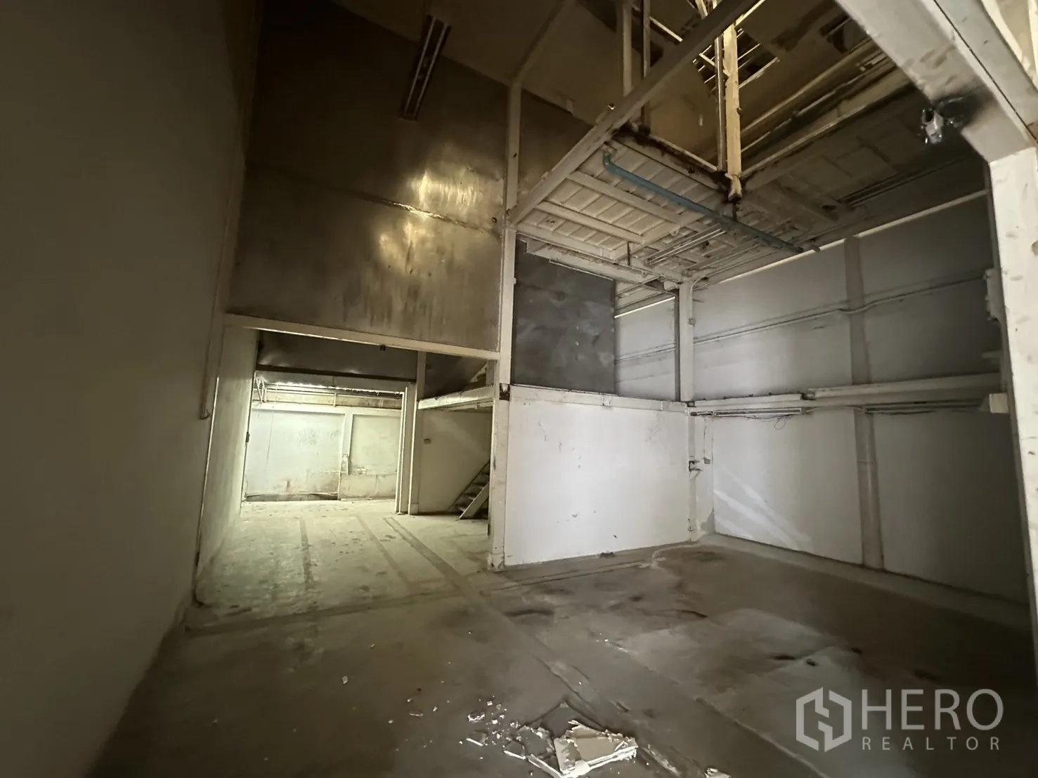 Warehouse for rent in Suan Luang, Bangkok - High-wall interior section ideal for secure storage or specialized build-out.