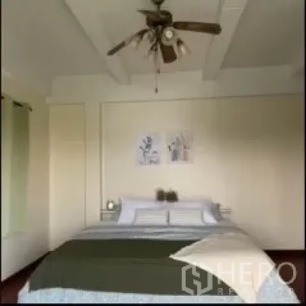 独立式住宅 出租在Phra Khanong, Bangkok - 明亮的主卧，带吊扇与大床，灯光柔和，装饰简约。