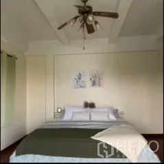 独立式住宅 出租在Phra Khanong, Bangkok - 明亮的主卧，带吊扇与大床，灯光柔和，装饰简约。