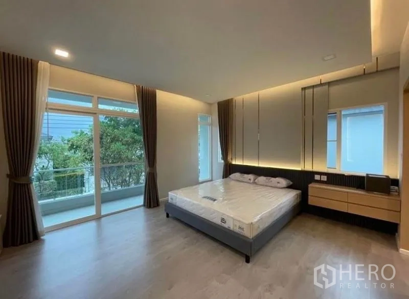 บ้าน ให้เช่าในPrawet, Bangkok - ห้องนอนมาสเตอร์กว้าง หน้าต่างสูงเต็มบาน เชื่อมต่อระเบียงส่วนตัว