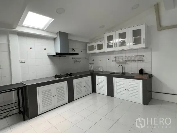 ทาวน์เฮาส์ ให้เช่าในDin Daeng, Bangkok - ครัวตัวแอลสว่าง ก๊าซฮอบ เครื่องดูดควัน ผนังกระเบื้อง และสกายไลท์