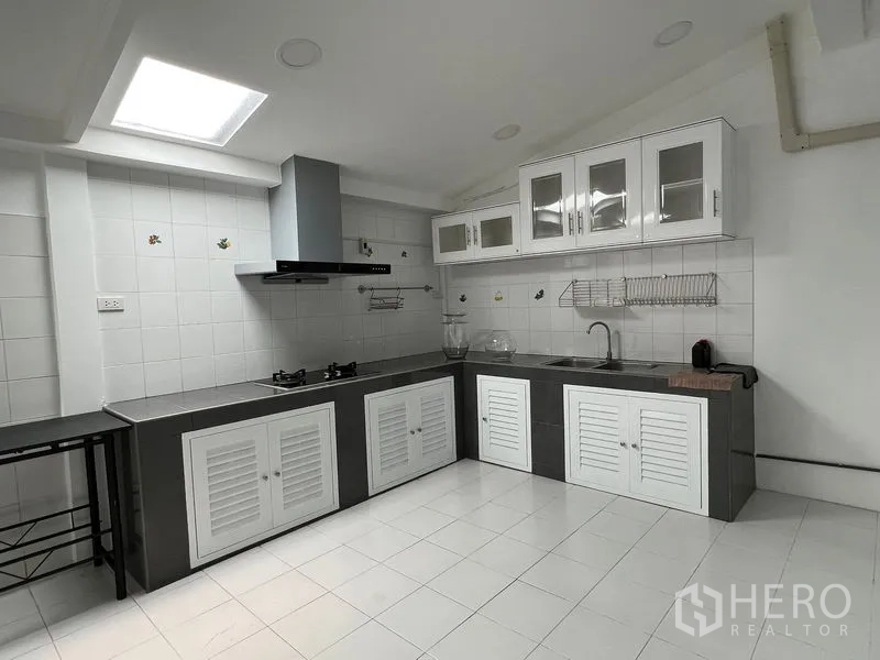 ทาวน์เฮาส์ ให้เช่าในDin Daeng, Bangkok - ครัวตัวแอลสว่าง ก๊าซฮอบ เครื่องดูดควัน ผนังกระเบื้อง และสกายไลท์