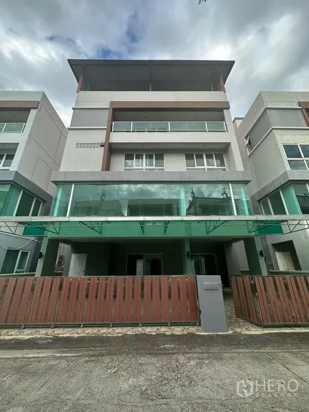 Home Office for rent in Bang Phli, Samut Prakan - Contemporary multi-storey home office facade with balconies and gate.