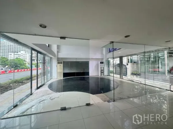 พื้นที่ขายปลีก ให้เช่าในBang Rak, Bangkok - พื้นที่หน้าร้านติดถนน ผนังกระจกเต็มบาน พร้อมพื้นลายวงกลมสีดำ ใกล้ BTS ช่องนนทรี