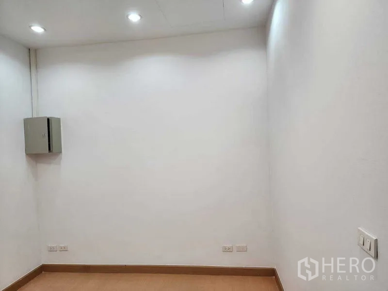 พื้นที่ขายปลีก ให้เช่าในWatthana, Bangkok - พื้นที่ค้าปลีกขนาดเล็ก ผนังสีขาว ไฟฝ้า เต้ารับไฟฟ้า และตู้ไฟติดผนัง