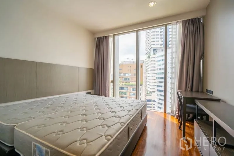 คอนโด ให้เช่าในKhlong Toei, Bangkok - ห้องนอนเตียงคู่ กระจกเข้ามุมพร้อมผ้าม่าน มองเห็นอาคารเมือง