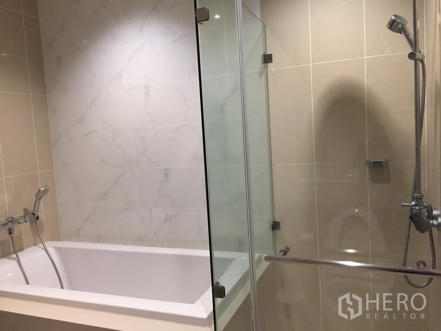 คอนโด ขายในHuai Khwang, Bangkok - ห้องน้ำมีอ่างอาบน้ำลึกอยู่ติดกับห้องอาบน้ำกระจกแยกส่วน