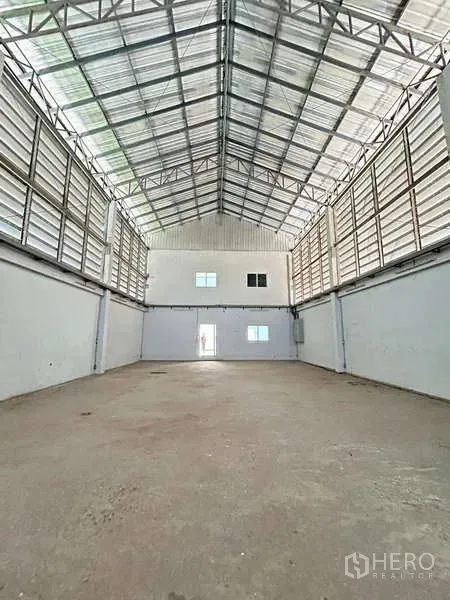 คลังสินค้า ขายในLat Lum Kaeo, Pathum Thani - ภายในโกดังเพดานสูง โครงหลังคาเหล็ก มีช่องระบายอากาศ และพื้นคอนกรีต