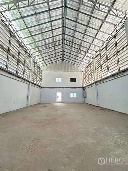 คลังสินค้า ขายในLat Lum Kaeo, Pathum Thani - ภายในโกดังเพดานสูง โครงหลังคาเหล็ก มีช่องระบายอากาศ และพื้นคอนกรีต