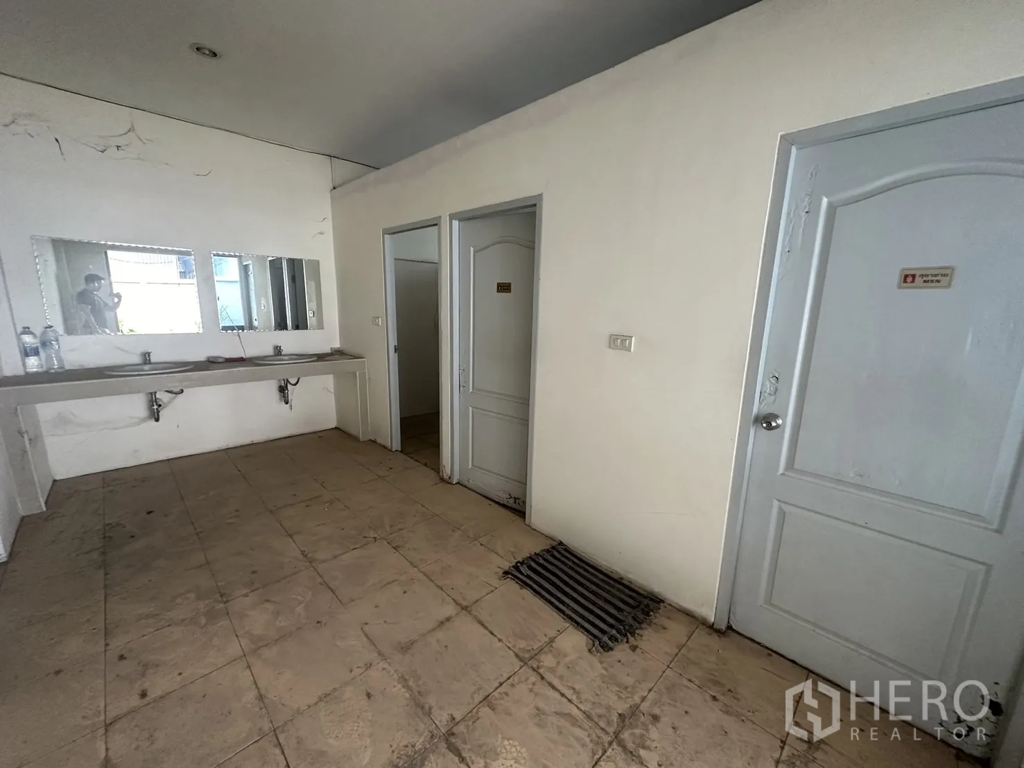 工厂 出租或出售在Prawet, Bangkok - 员工卫生间区域，双洗手池与独立隔间。