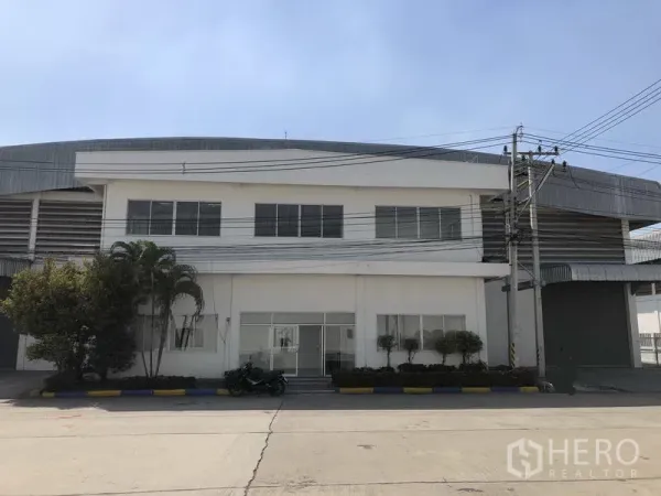 货栈 出租在Phra Nakhon Si Ayutthaya - 带两层办公区的仓库正立面，位于带安保的工业园区内。