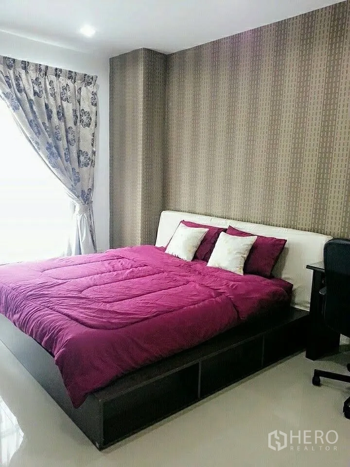 คอนโด ให้เช่าในKhlong Toei, Bangkok - ห้องนอนสว่าง เตียงใหญ่ ม่านลาย และผนังตกแต่ง