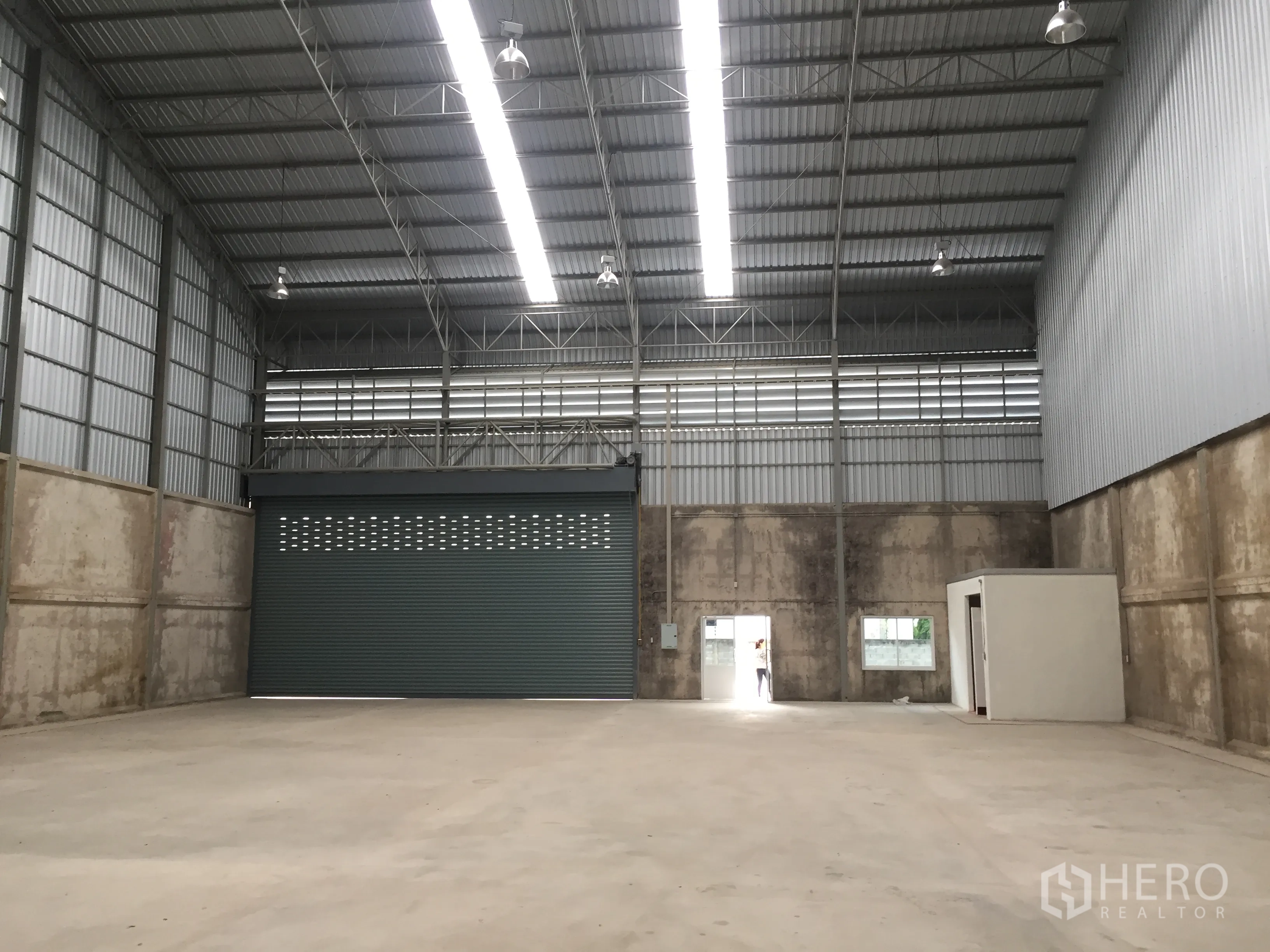 คลังสินค้า ให้เช่าในLam Luk Ka, Pathum Thani - พื้นที่โกดังโปร่งพร้อมประตูม้วนไฟฟ้า ห้องออฟฟิศขนาดเล็ก และประตูทางออกด้านหลัง