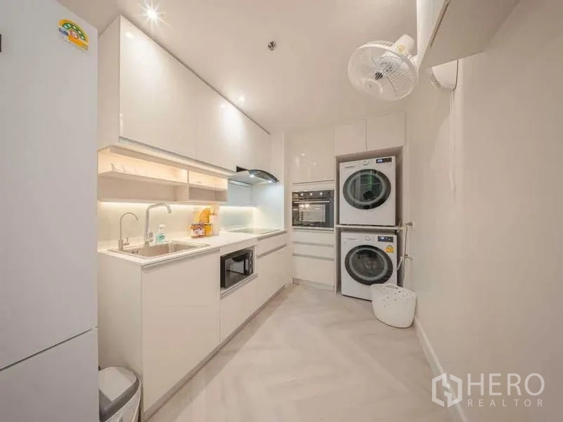 คอนโด ให้เช่า - ครัวขนาดเต็มตู้เก็บของเยอะ พร้อมเครื่องซักและอบผ้าแบบซ้อน เตาอบบิลท์อิน