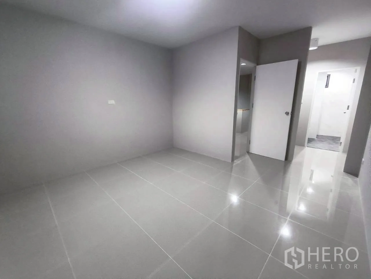 仓库 for rent in Mueang Nonthaburi, Nonthaburi - 开放房间，瓷砖地面并通往相邻区域的门洞。
