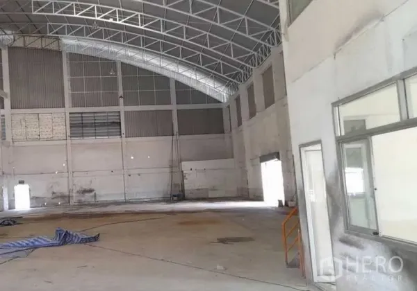 โรงงาน ให้เช่าในMueang Samut Prakan, Samut Prakan - พื้นที่การผลิตหลังคาเหล็กทรงโค้งสูง ผนังสูงและช่องหน้าต่างด้านข้าง
