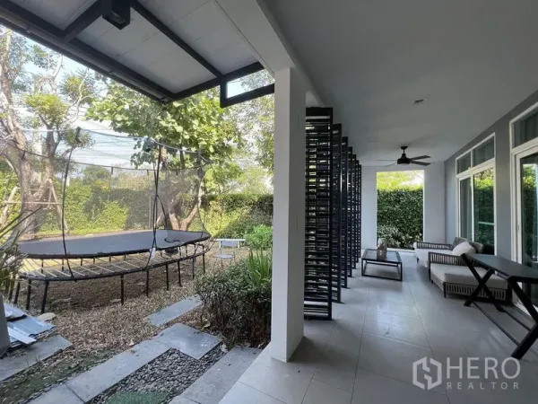 บ้าน ขาย - ระเบียงมีหลังคาพร้อมพัดลม มองสู่สวนส่วนตัวและแทรมโพลีน