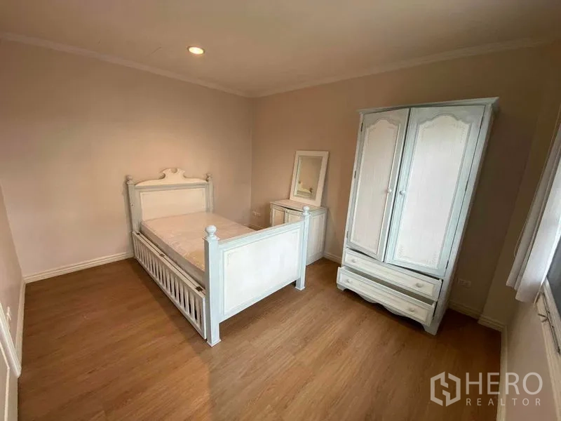 联排别墅 出租或出售在Mueang Samut Prakan, Samut Prakan - 明亮客卧，白色家具与窗景。