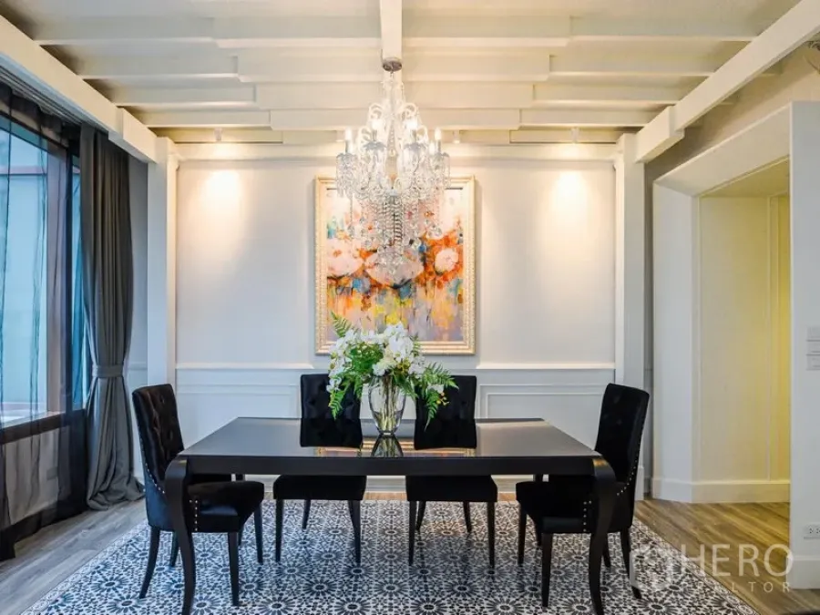 คอนโด ให้เช่าหรือขายในKhlong Toei, Bangkok - ห้องทานอาหารหรู โคมระย้า โต๊ะสีดำ เก้าอี้ 4 ตัว พรมลายและภาพศิลปะบนผนัง