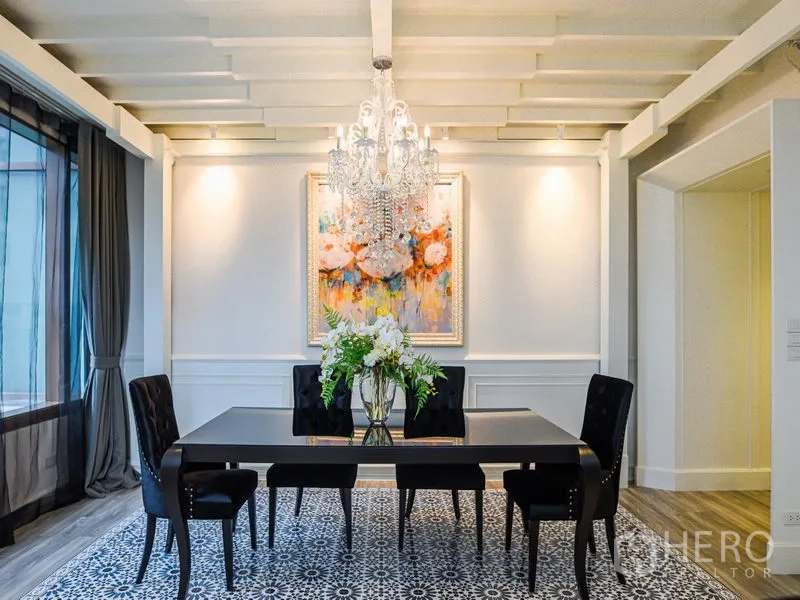 คอนโด ให้เช่าหรือขายในKhlong Toei, Bangkok - ห้องทานอาหารหรู โคมระย้า โต๊ะสีดำ เก้าอี้ 4 ตัว พรมลายและภาพศิลปะบนผนัง