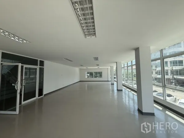 สำนักงาน ให้เช่าในBueng Kum, Bangkok - ชั้นสำนักงานขนาดใหญ่ ผนังกระจกยาว รับแสงธรรมชาติเต็มที่