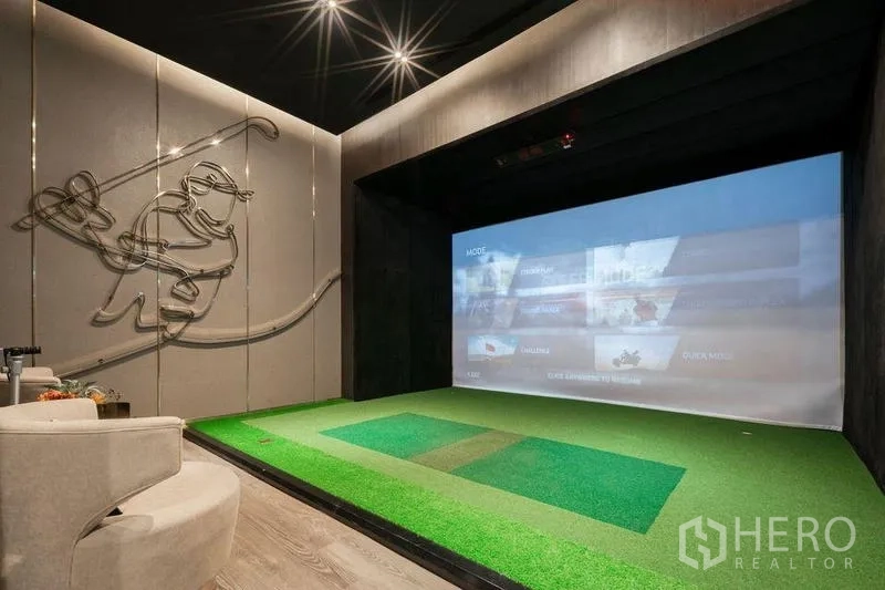 คอนโด ให้เช่าในWatthana, Bangkok - ห้องซิมูเลเตอร์กอล์ฟในร่มพร้อมพัตกรีนและจอโปรเจคเตอร์ขนาดใหญ่