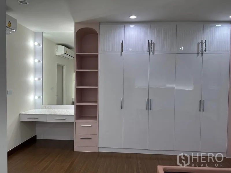 บ้าน ขายในSaphan Sung, Bangkok - ผนังตู้เสื้อผ้าพร้อมโต๊ะเครื่องแป้งไฟกระจกในห้องนอน