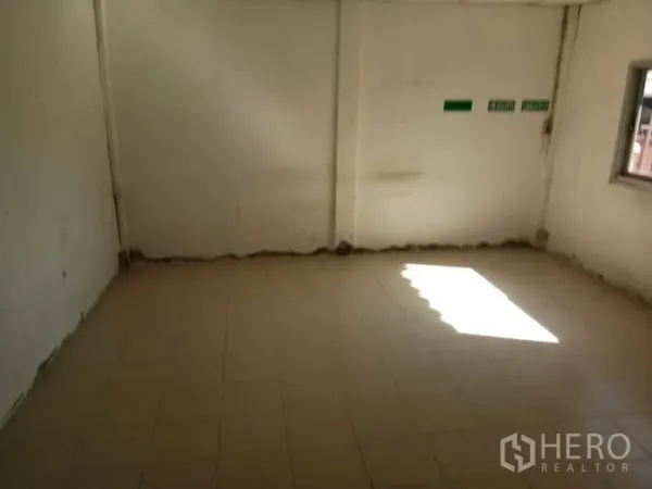 货栈 出租在Bang Sao Thong, Samut Prakan - 第二间办公室，带窗户、瓷砖地面与清晰的紧急出口标识。