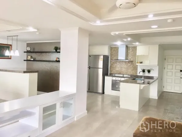 คอนโด ขายในWatthana, Bangkok - ครัวแบบเปิดโทนขาวพร้อมไอส์แลนด์ ท็อปหินแกรนิต เครื่องใช้สแตนเลส และผนังกระเบื้องโมเสก